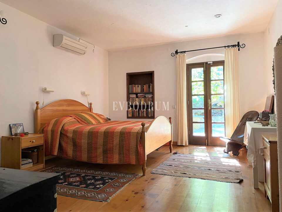 Geniş Bahçeli ve Özel Havuzlu Kiralık Taş Ev