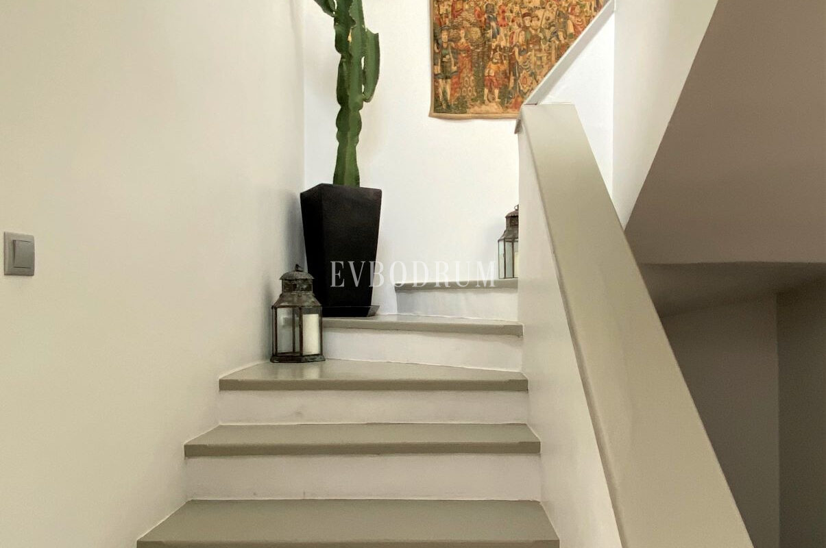 Denize Yürüme Mesafesinde Havuzlu Geniş Villa