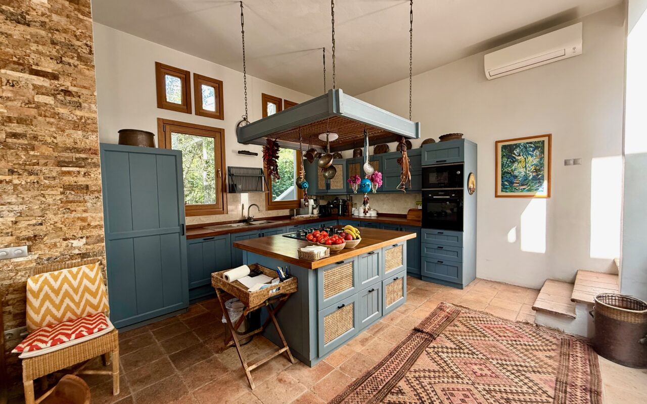 Plaja yürüme mesafesinde, havuzlu ve bahçeli geniş villa