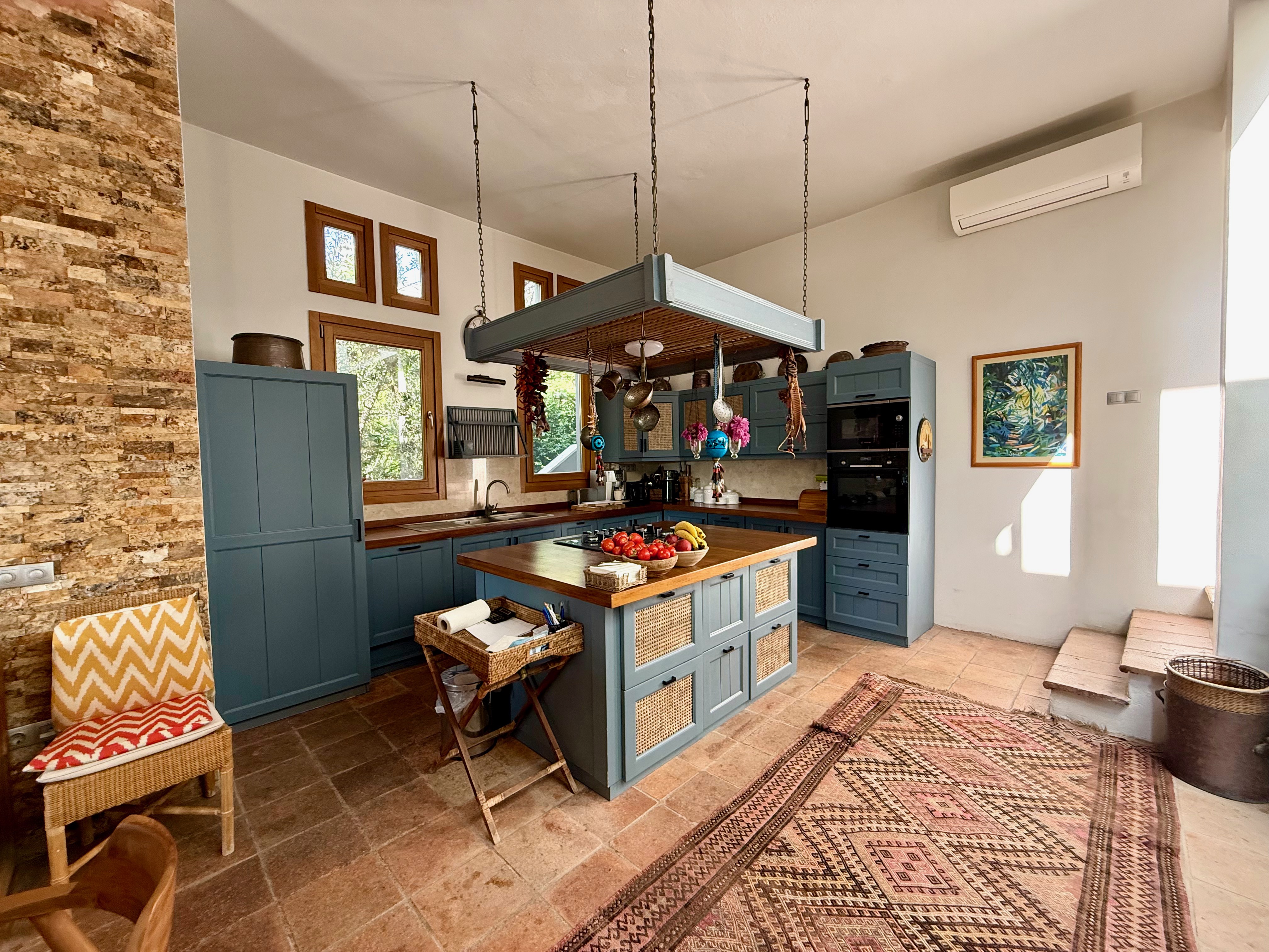 Plaja yürüme mesafesinde, havuzlu ve bahçeli geniş villa