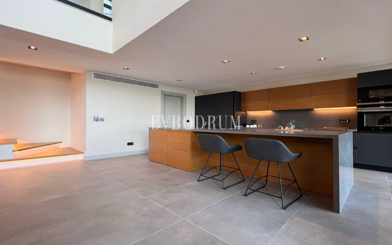 Yeni tamamlanmış, deniz manzaralı, özel havuzlu ve bahçeli villa