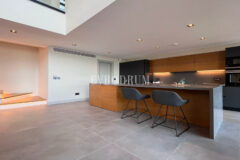 Yeni tamamlanmış, deniz manzaralı, özel havuzlu ve bahçeli villa