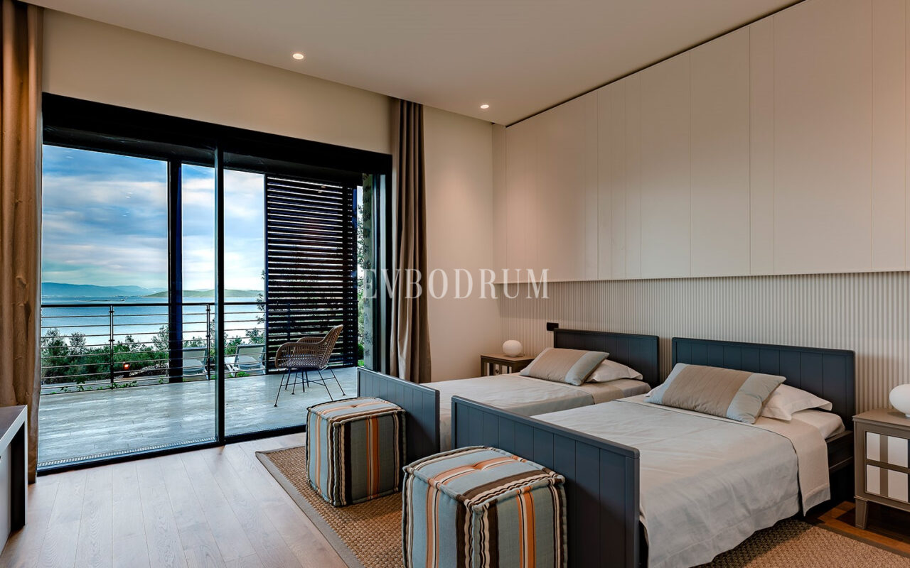 Yeni Proje: Denize Sıfır, Geniş, Havuzlu villa