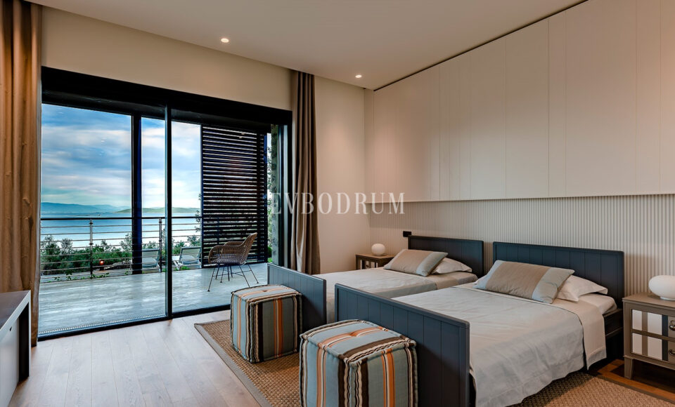 Yeni Proje: Denize Sıfır, Geniş, Havuzlu villa