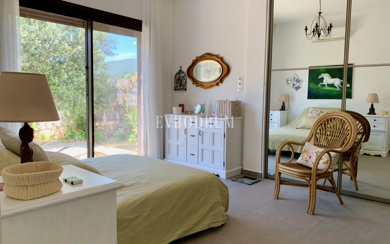 Yalıçiftlik’te tek katlı, bahçeli müstakil ev