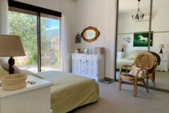 Yalıçiftlik’te tek katlı, bahçeli müstakil ev