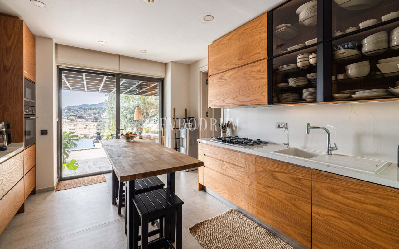 Merkezi lokasyonda zarif, tek katlı, havuzlu villa