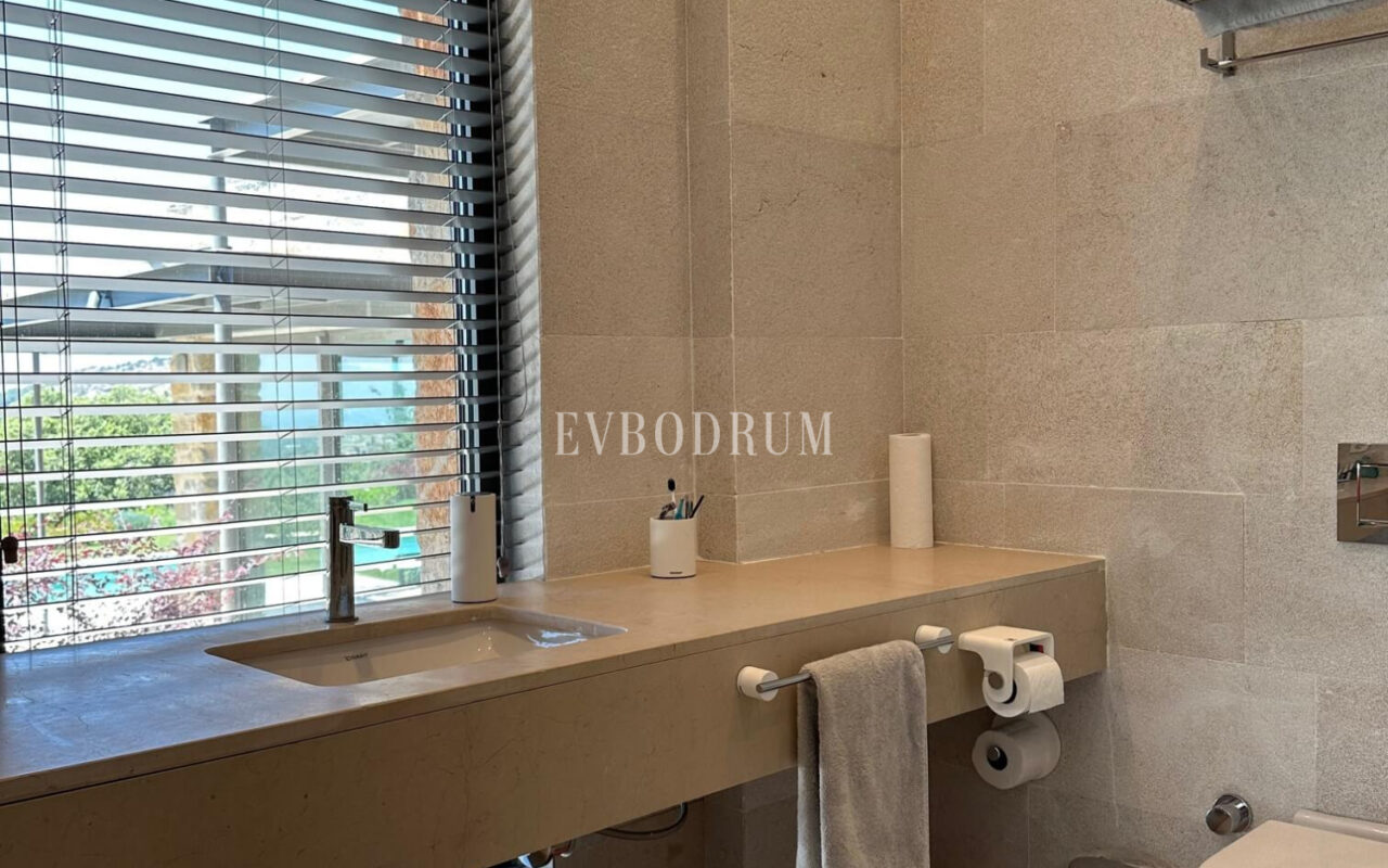 Modern, havuzlu ve geniş bahçeli villa