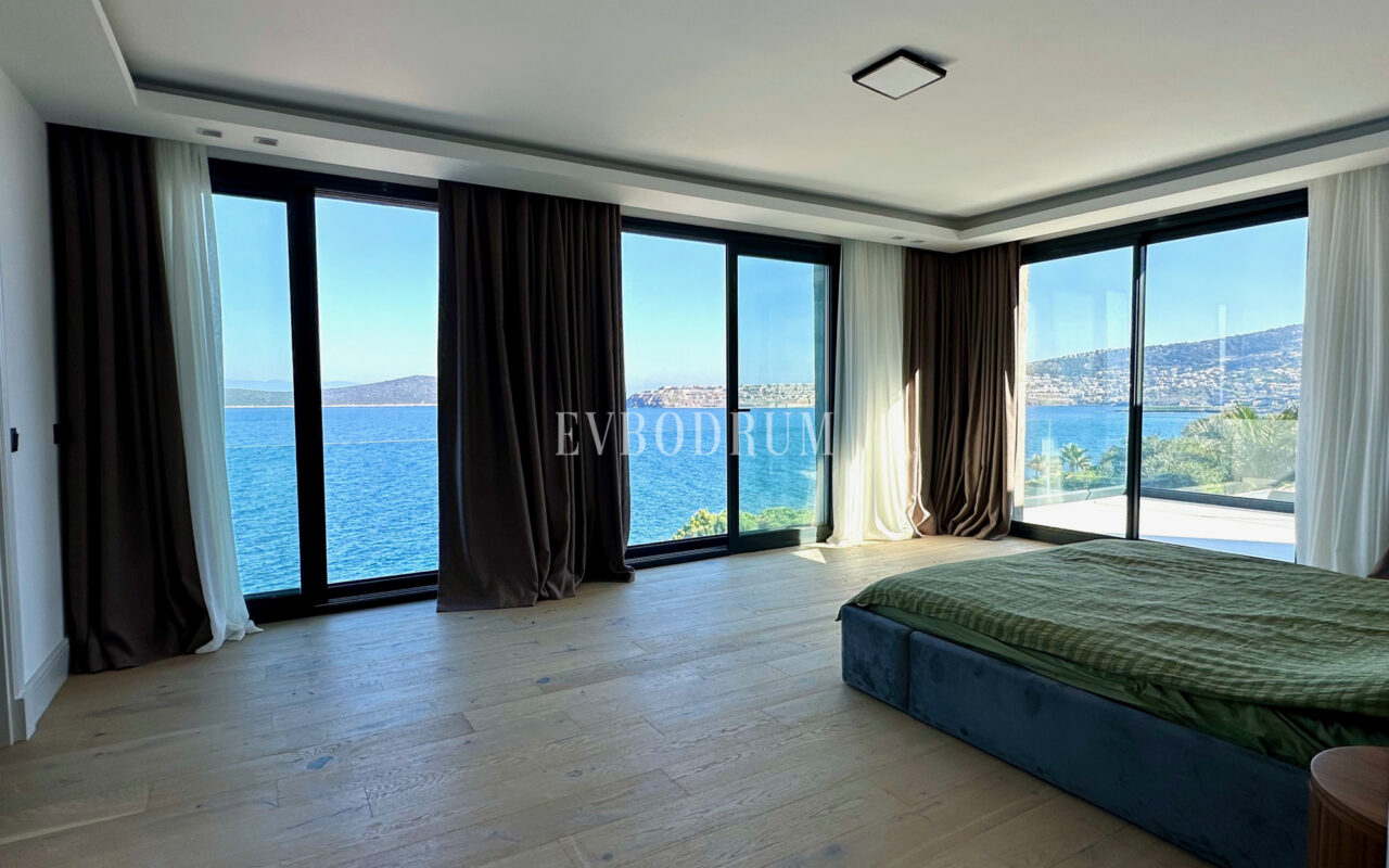 Ön sırada, havuzlu ve plaja erişimli yeni villa