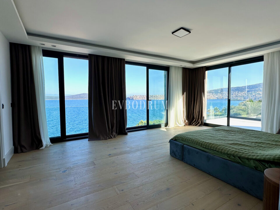 Ön sırada, havuzlu ve plaja erişimli yeni villa – Görsel 13