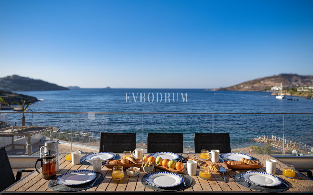 Yalıkavak'ta denize sıfır, özel iskeleli lüks villa