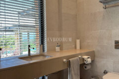 Modern, havuzlu ve geniş bahçeli villa