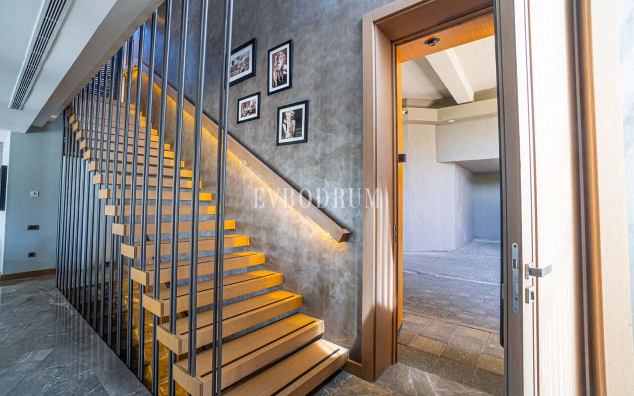 Plajlı sitede, özel havuzlu villa