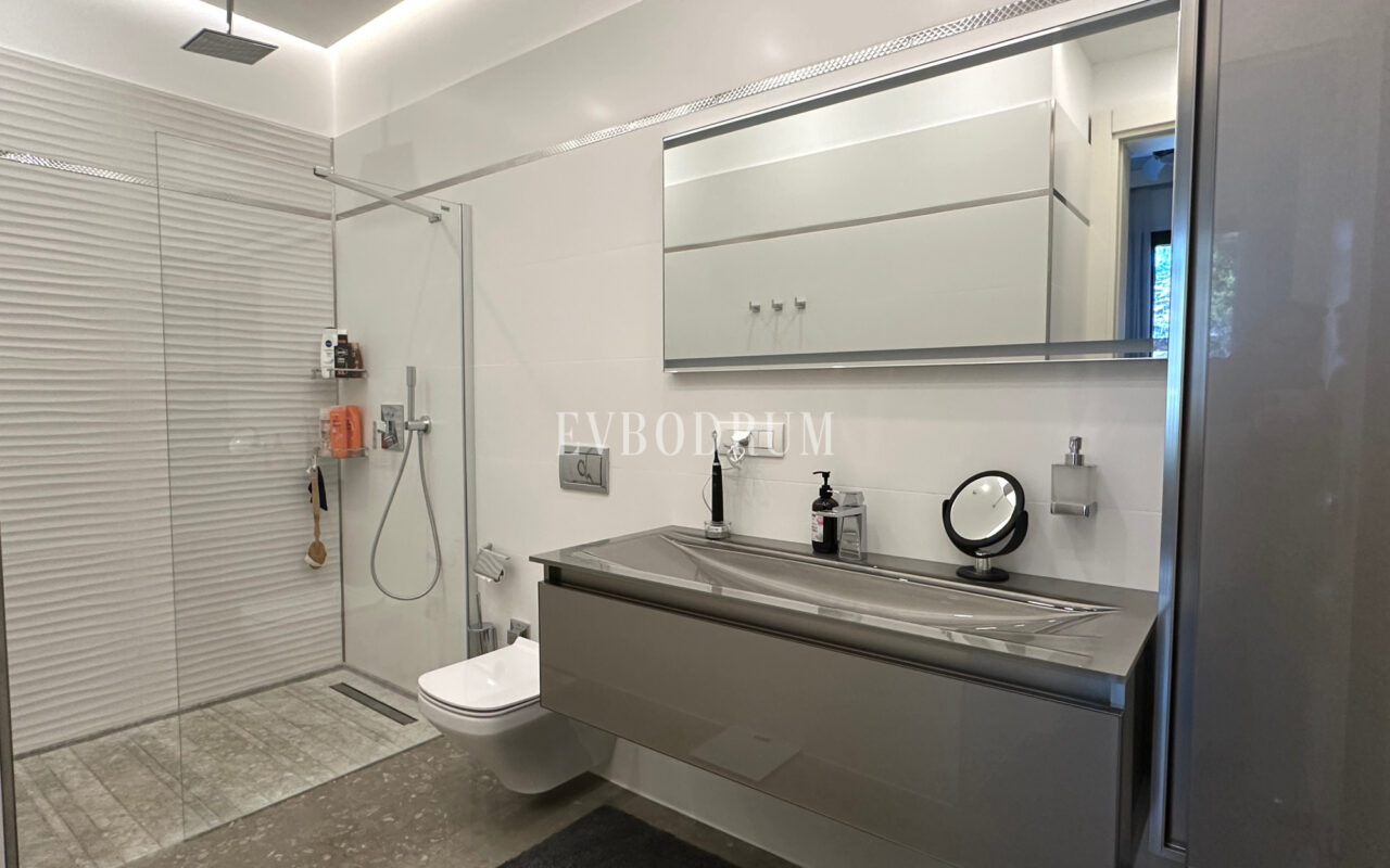 Bitez’de 2 Havuzlu, Misafir Evli Büyük Bahçeli Villa