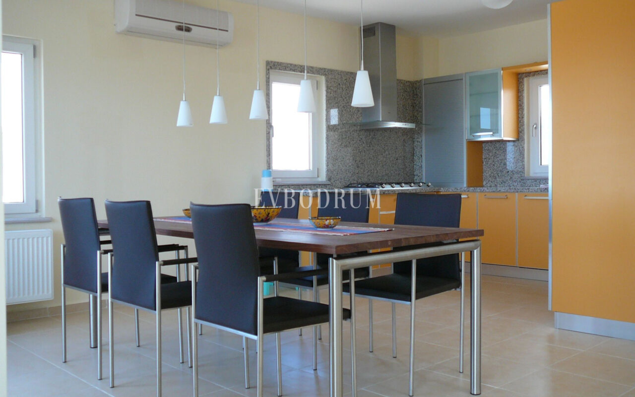 Deniz manzaralı, ortak havuzlu tripleks villa