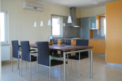 Deniz manzaralı, ortak havuzlu tripleks villa