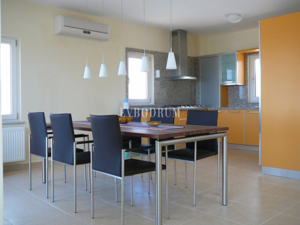 Deniz manzaralı, ortak havuzlu tripleks villa – Görsel 5