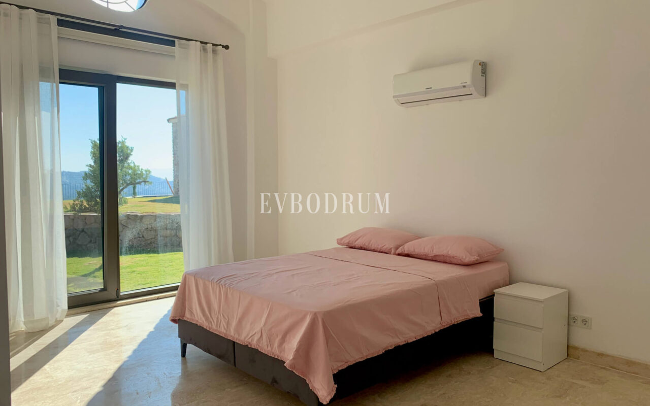 Gümüşlük'te bahçe içinde, havuzlu villa