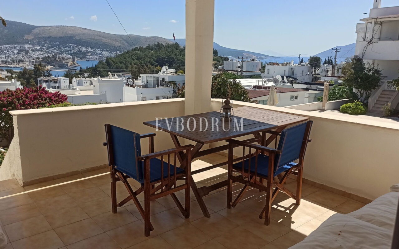 Merkezi lokasyonda, deniz manzaralı ikiz şehir evi