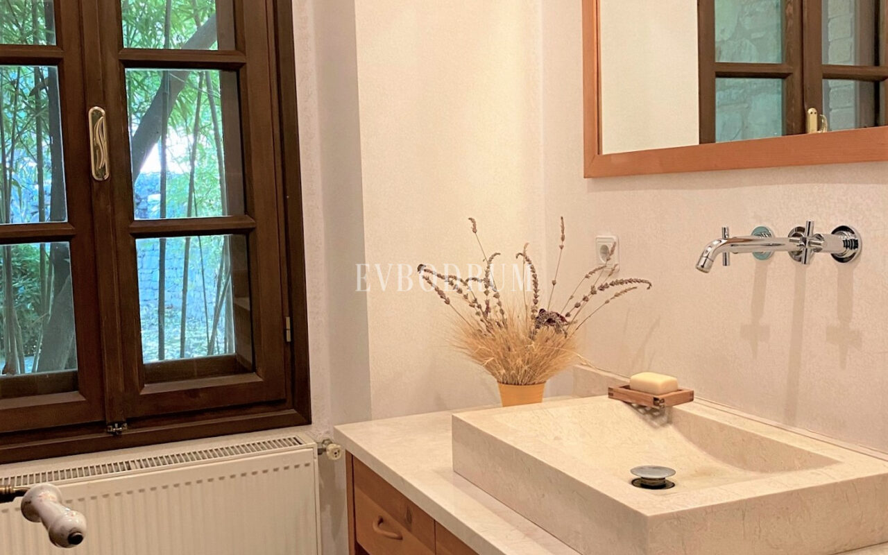 Geniş Bahçeli ve Özel Havuzlu Kiralık Taş Ev