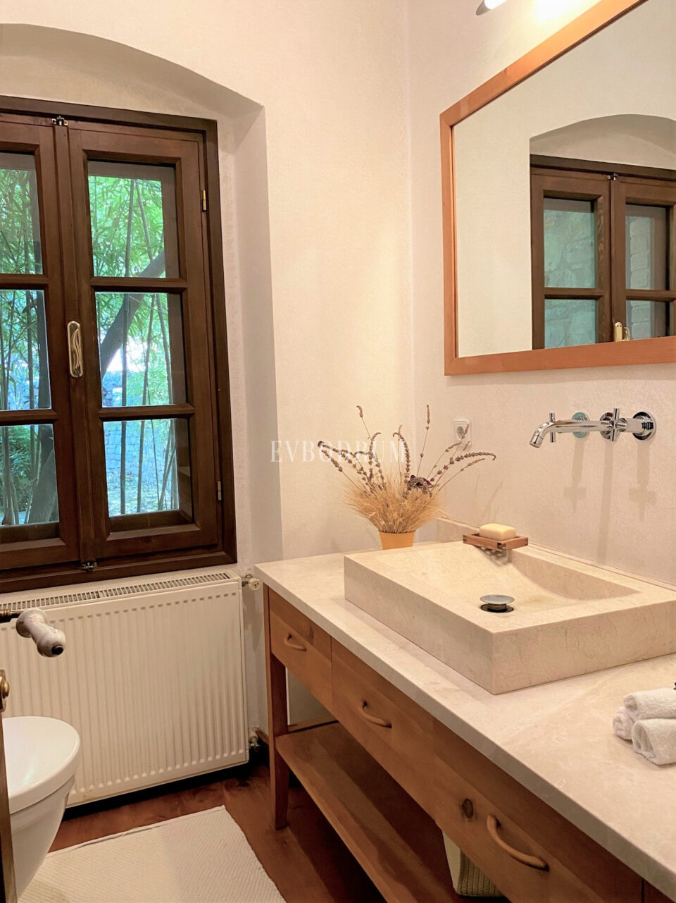 Geniş Bahçeli ve Özel Havuzlu Kiralık Taş Ev – Görsel 9