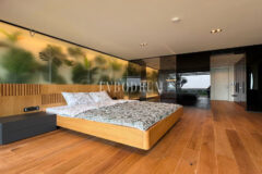 Yeni tamamlanmış, deniz manzaralı, özel havuzlu ve bahçeli villa