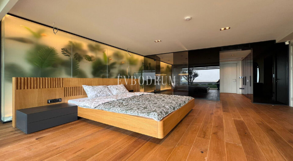 Yeni tamamlanmış, deniz manzaralı, özel havuzlu ve bahçeli villa – Ana Yatak Odasi