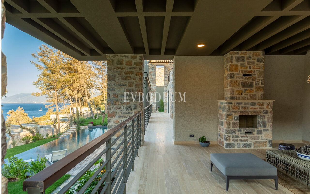 Yeni Proje: Denize Sıfır, Geniş, Havuzlu villa