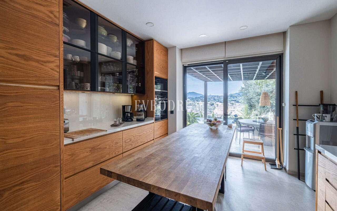 Merkezi lokasyonda zarif, tek katlı, havuzlu villa