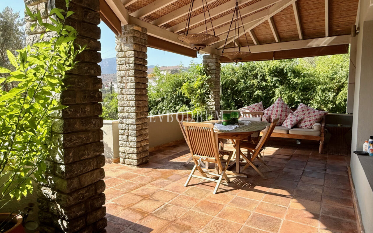 Plaja yürüme mesafesinde, havuzlu ve bahçeli geniş villa