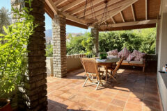 Plaja yürüme mesafesinde, havuzlu ve bahçeli geniş villa