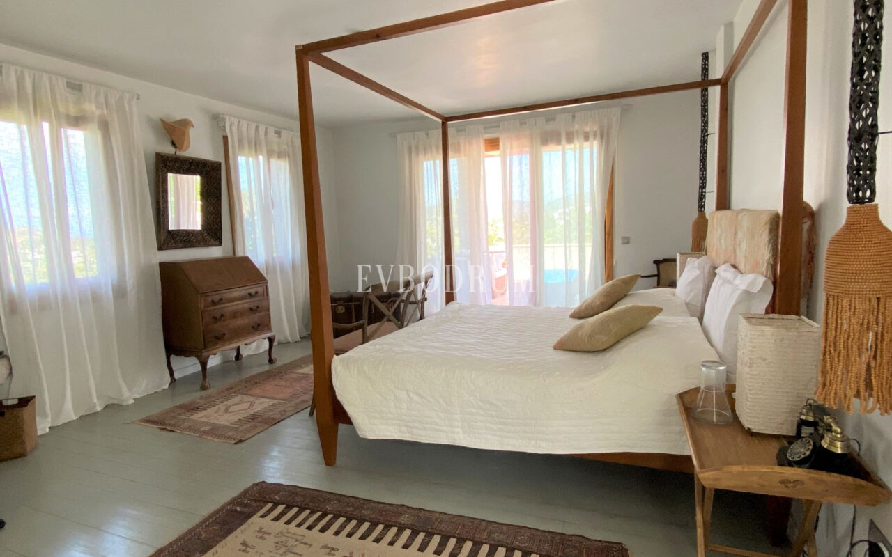 Denize Yürüme Mesafesinde Havuzlu Geniş Villa