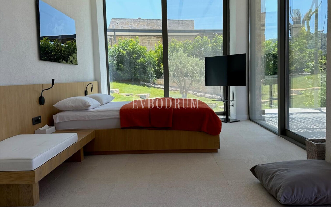 Modern, havuzlu ve geniş bahçeli villa