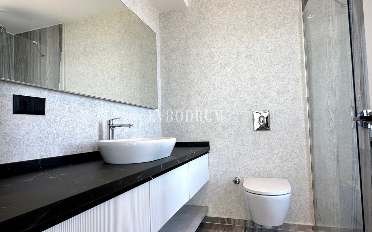 Ön sırada, havuzlu ve plaja erişimli yeni villa