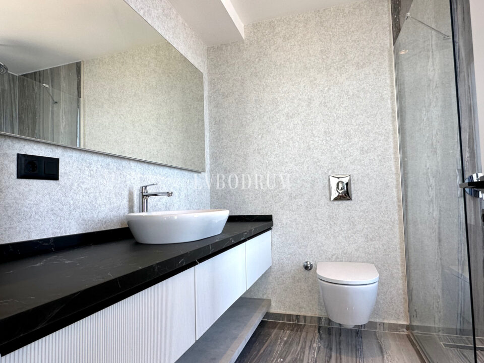 Ön sırada, havuzlu ve plaja erişimli yeni villa – Görsel 13