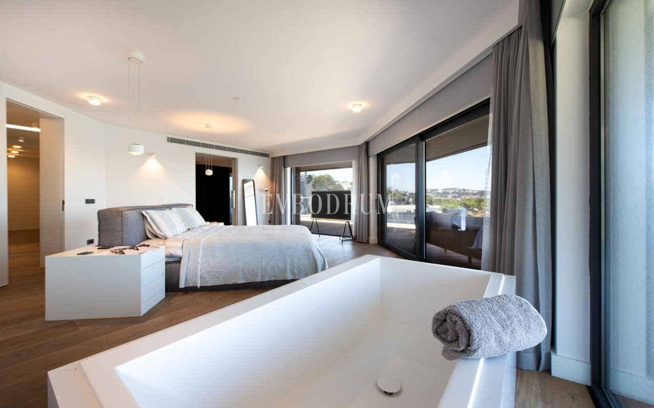 Yalıkavak'ta denize sıfır, özel iskeleli lüks villa