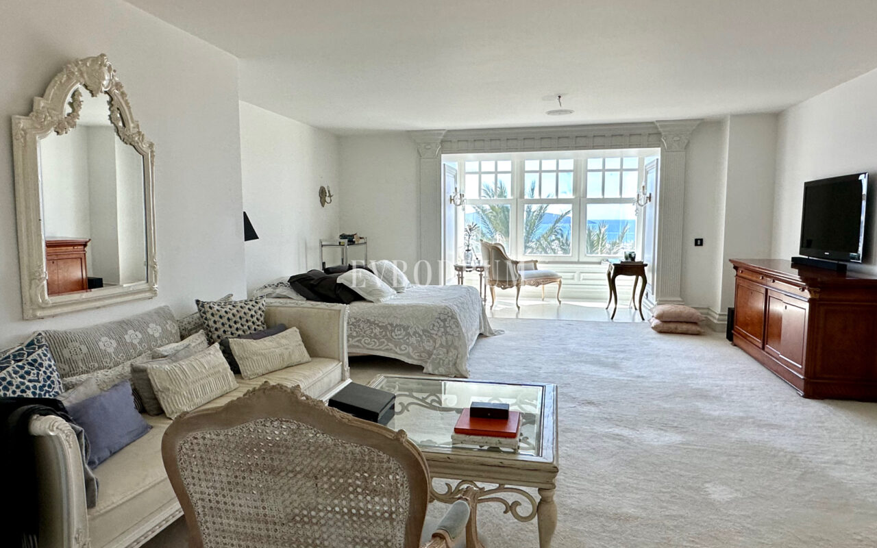 Zarif ve özel, havuzlu, manzaralı şehir evi