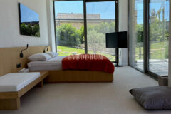 Modern, havuzlu ve geniş bahçeli villa