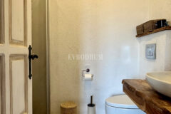 7.970 m2 arazi içinde harika, havuzlu taş ev ve misafirhanesi