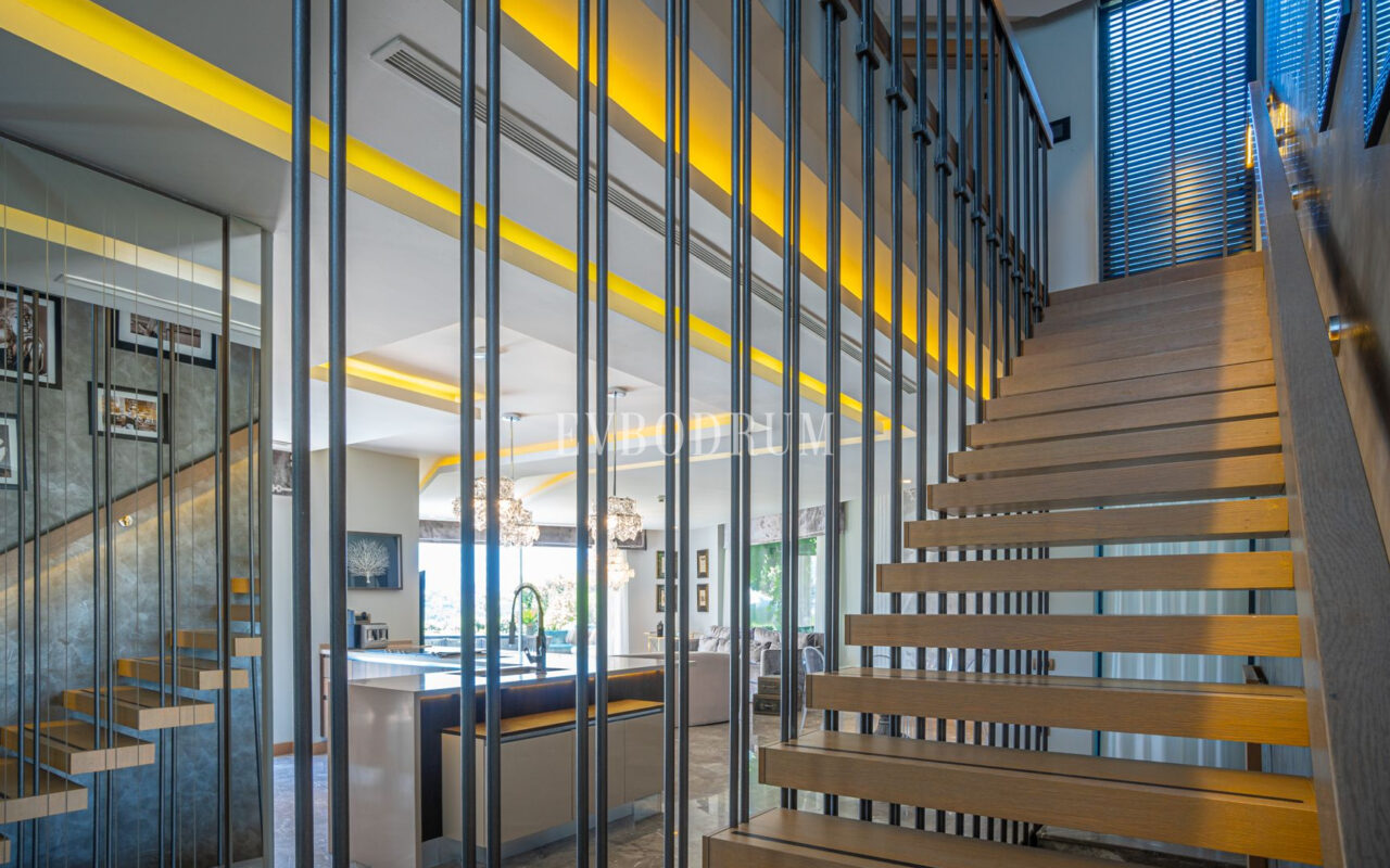 Plajlı sitede, özel havuzlu villa