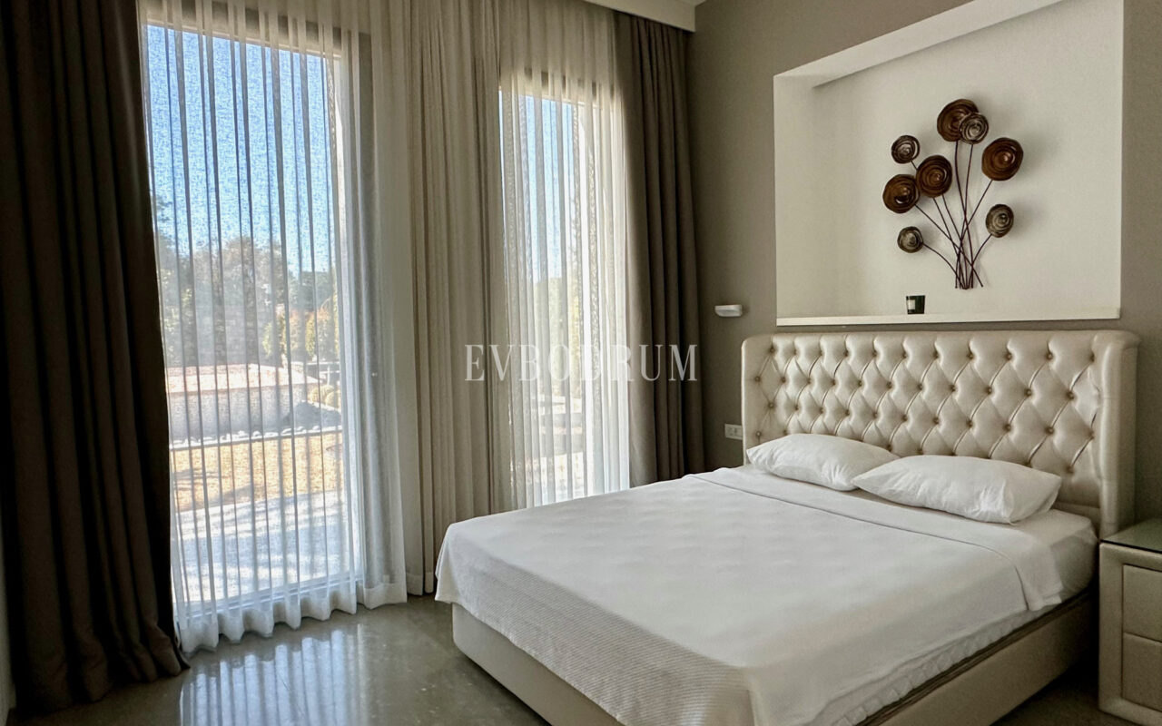 Bitez’de 2 Havuzlu, Misafir Evli Büyük Bahçeli Villa