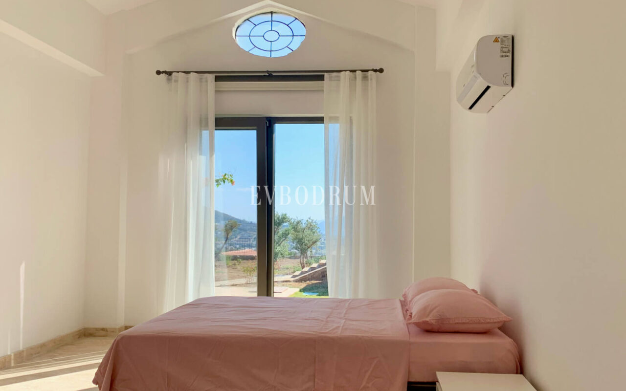 Gümüşlük'te bahçe içinde, havuzlu villa