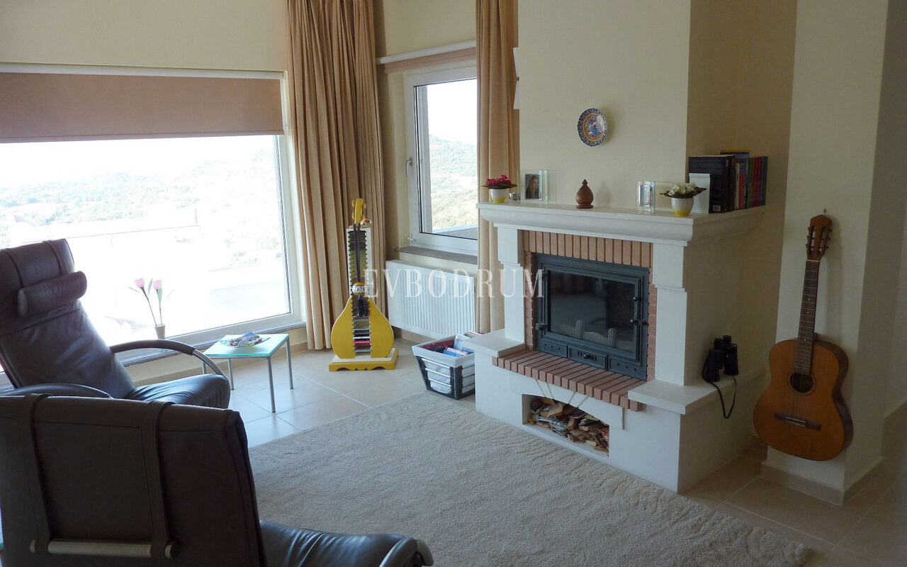 Deniz manzaralı, ortak havuzlu tripleks villa