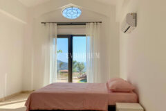 Gümüşlük'te bahçe içinde, havuzlu villa