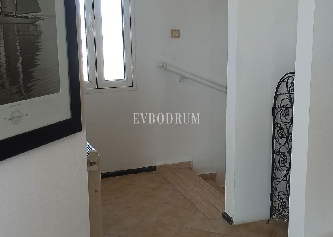 Merkezi lokasyonda, deniz manzaralı ikiz şehir evi