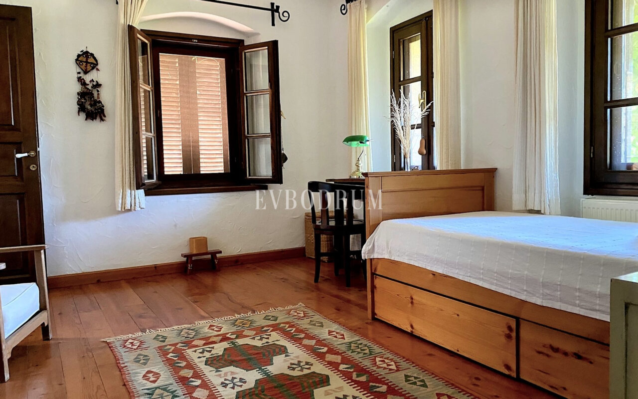 Geniş Bahçeli ve Özel Havuzlu Kiralık Taş Ev