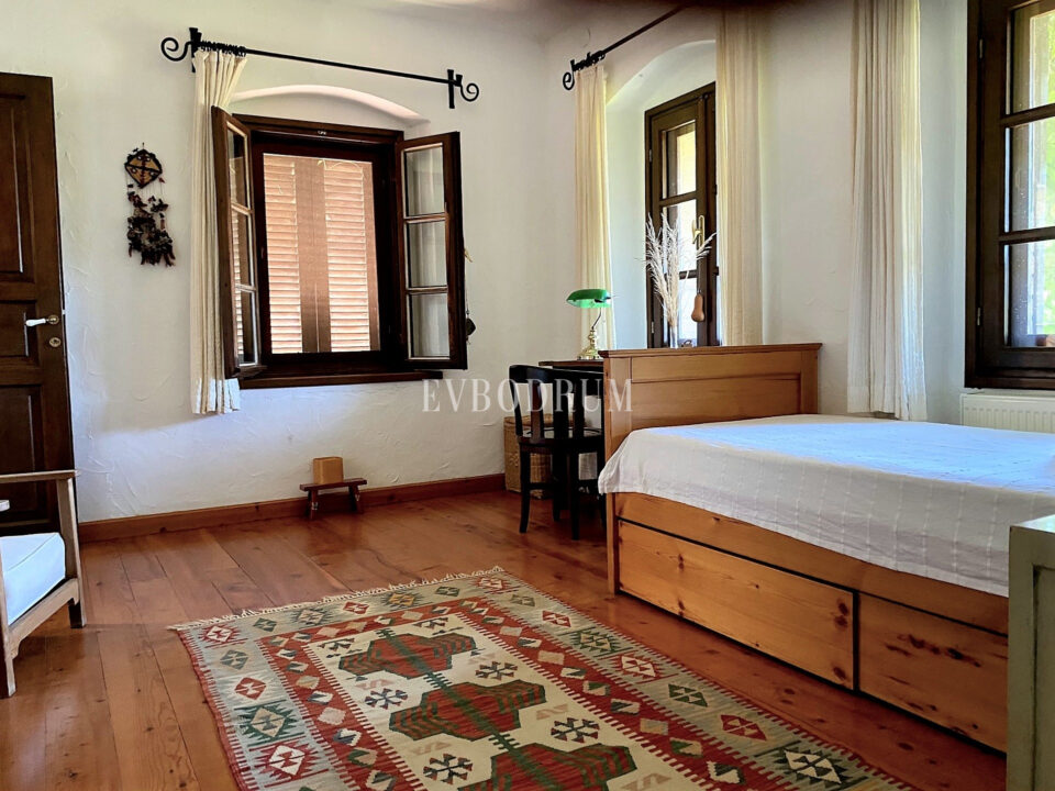 Geniş Bahçeli ve Özel Havuzlu Kiralık Taş Ev – Görsel 9