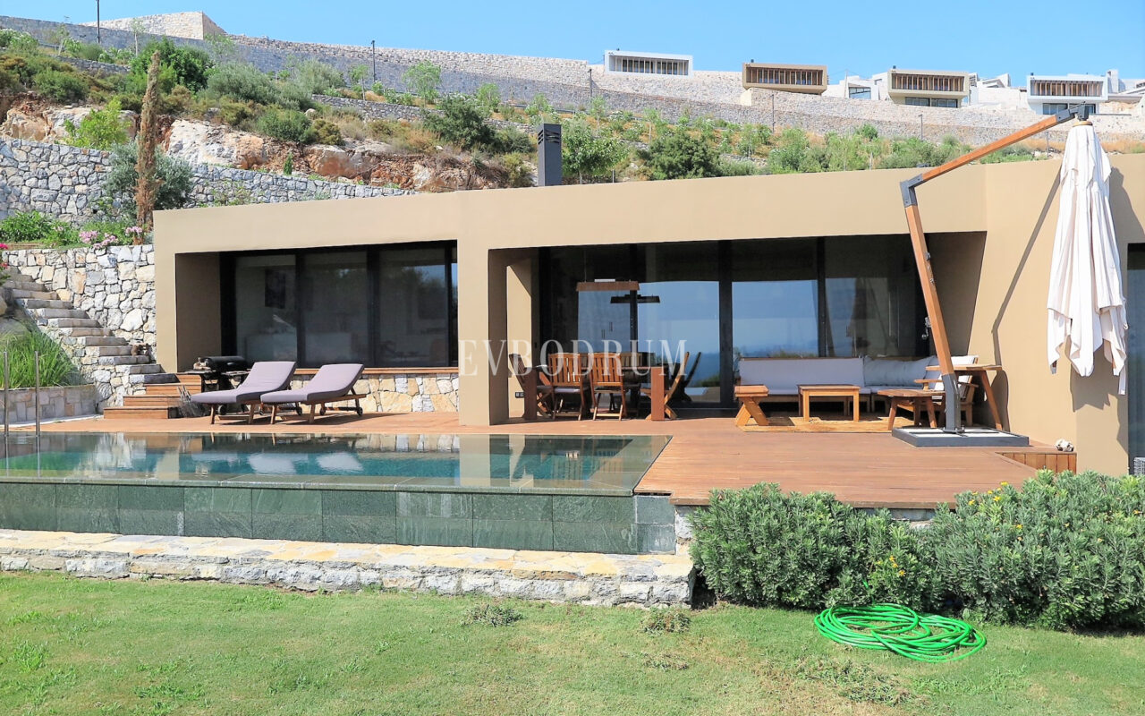 Özel Havuzlu ve Bahçeli Denize Sıfır Villa