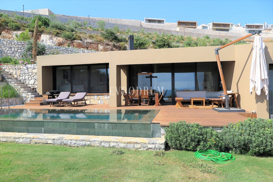 Özel Havuzlu ve Bahçeli Denize Sıfır Villa – Outside