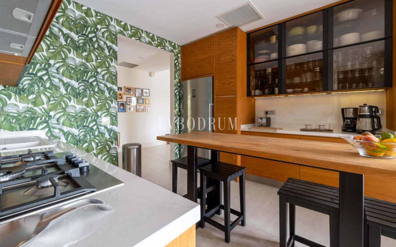 Merkezi lokasyonda zarif, tek katlı, havuzlu villa